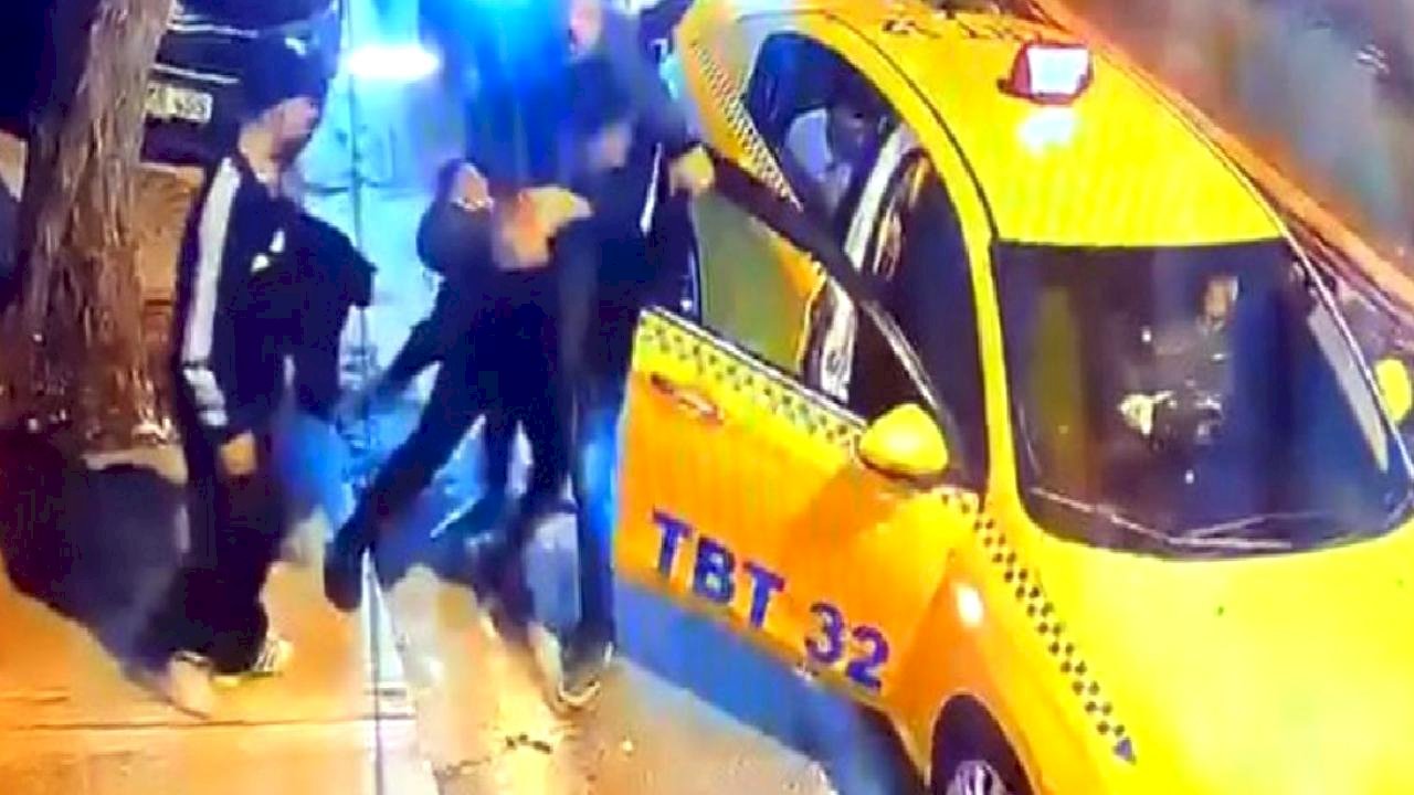 İstanbul'da alkollü şahsın taksiye saldırdığı anlar kamerada