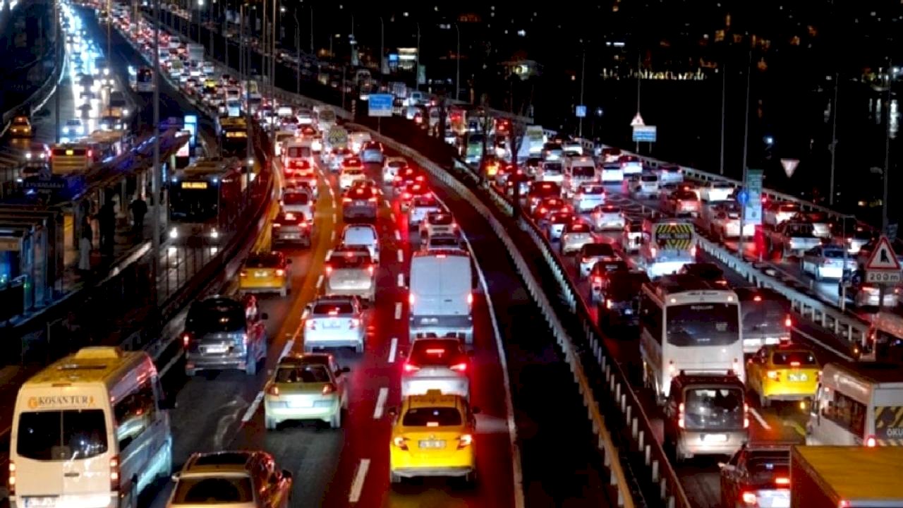 İstanbul'da haftanın ilk gününde trafik yoğunluğu yüzde 89'a kadar çıktı