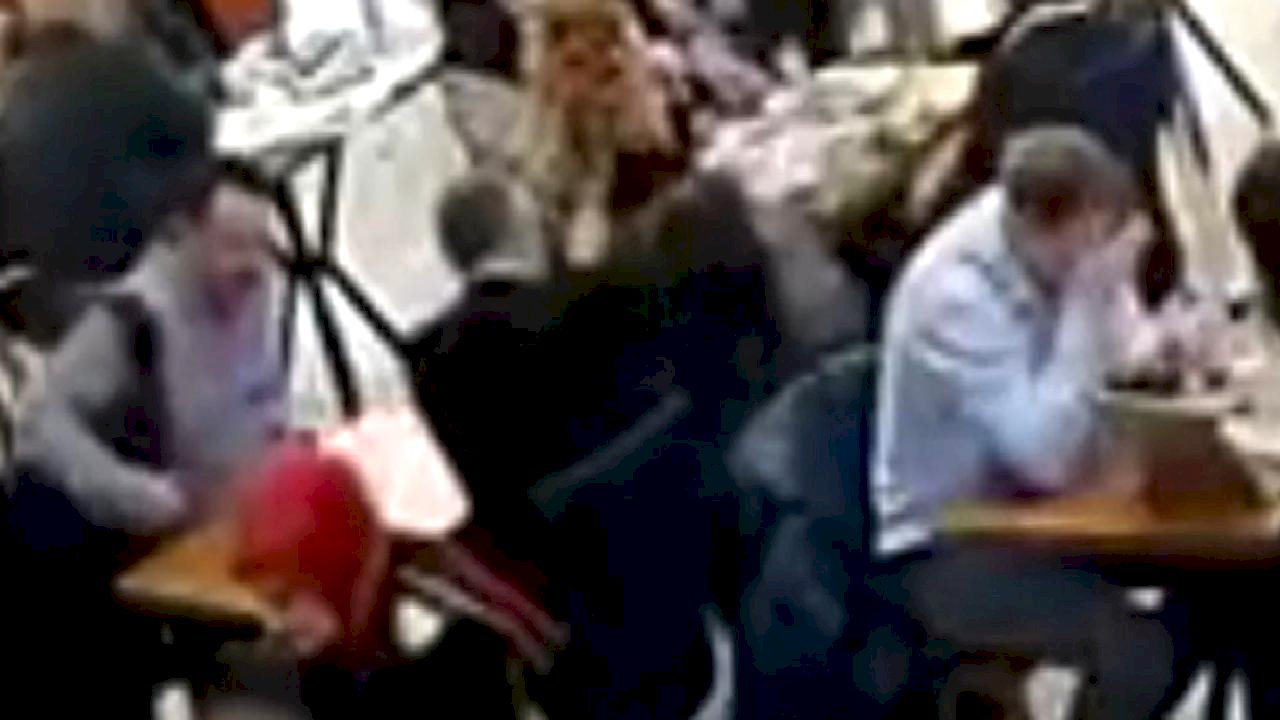 İstanbul'da kafede oturan Rus turisti, Cezayirli şüpheliler soydu