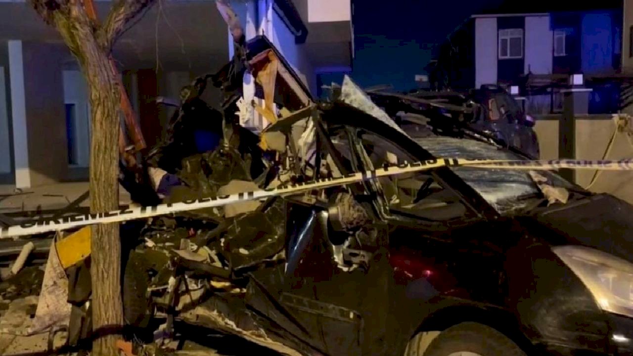 İstanbul'da kontrolden çıkan araç iş yerine daldı