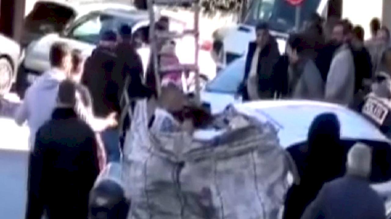 İstanbul'da polise hakaret edip satırla saldıran madde bağımlısı şahıs tutuklandı