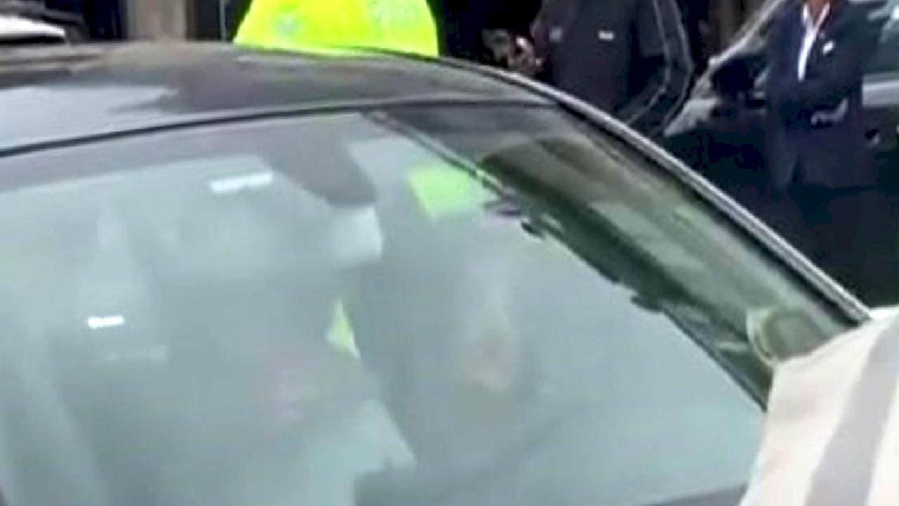 İstanbul'da trafiği kilitleyip aracında dans eden kadın hastaneye yatırıldı