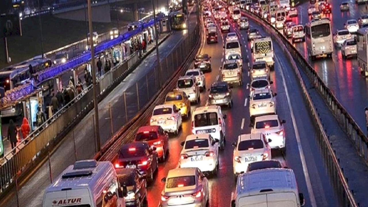 İstanbul'da trafik yoğunluğu iş çıkış saatleri ile beraber yüzde 80'e kadar çıktı