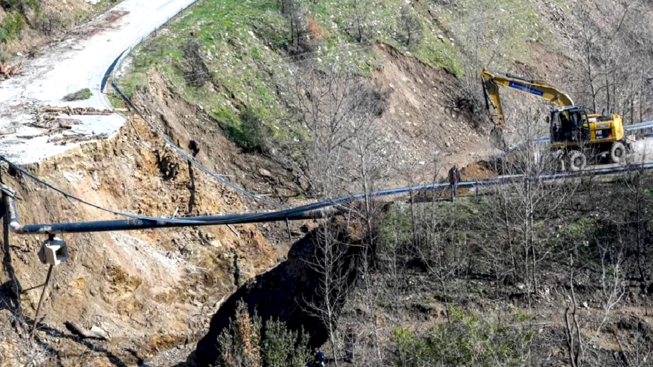 İzmir Ödemiş'te çöken yolda çalışmalar başladı