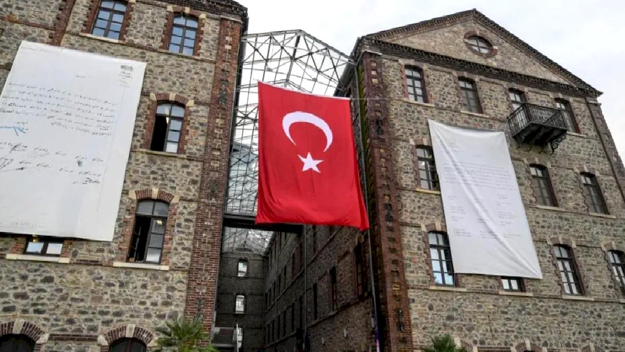 İzmir'de el koyma girişimine güçlü yanıt! Meslek Fabrikası’na Ata’nın imzaladığı belgenin görselleri asıldı