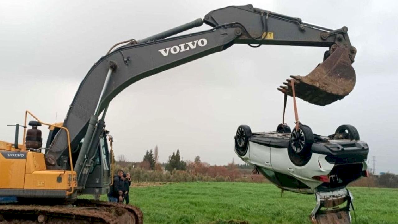 İzmir'de köprüden geçen otomobil sele kapıldı: 2 kişi hayatını kaybetti