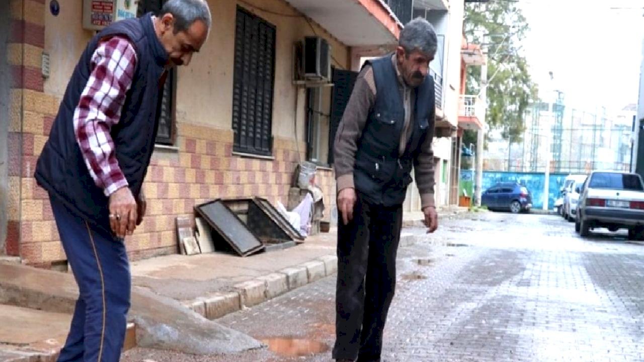 İzmir’de mahalleli bozulan yolu kendi imkanlarıyla onardı