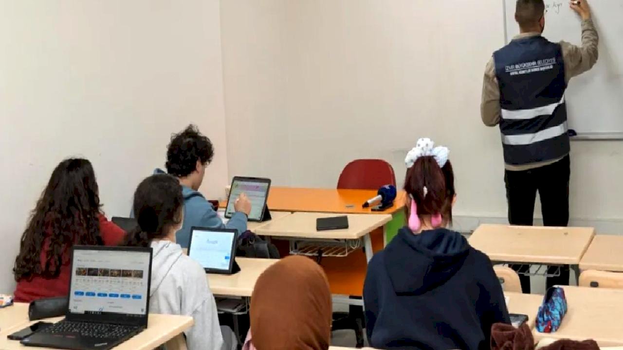 İzmirli Öğrencilere Yapay Zekâ Destekli Matematik