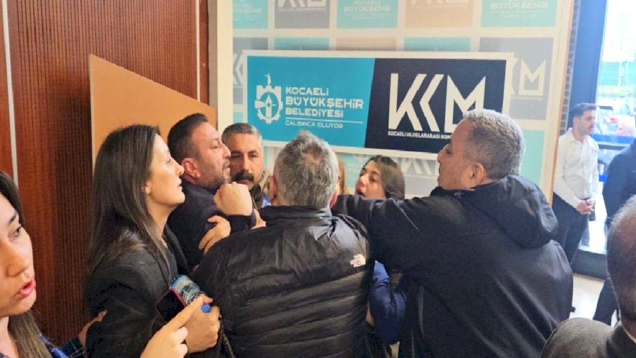 Kocaeli Büyükşehir Belediye Meclisi'nde kavga çıktı