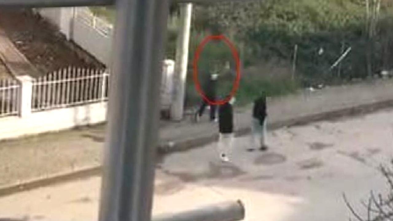 Kocaeli'de elinde silah olan bir çocuk havaya ateş açtı