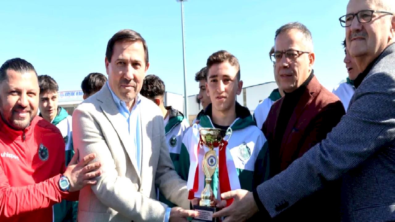 Konya Karatay U16 takımı şampiyonluk kupasını kaldırdı