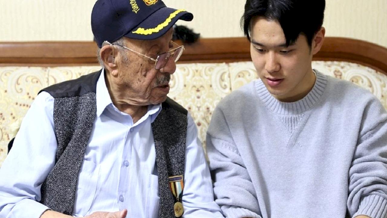 Konyaspor'un Güney Koreli oyuncusu Jinho Jo, 96 yaşındaki Kore gazisi ile buluştu