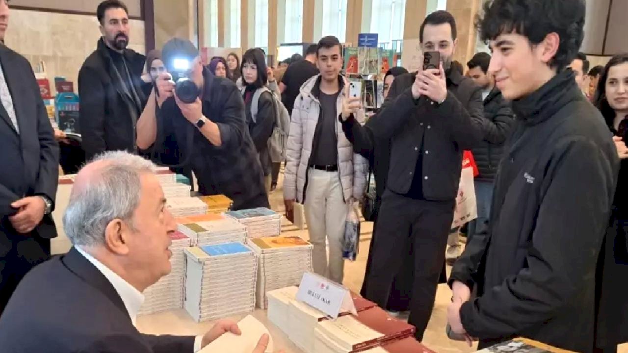 'Külliye'de Ramazan' Etkinliğinde Akar Kitap İmzaladı