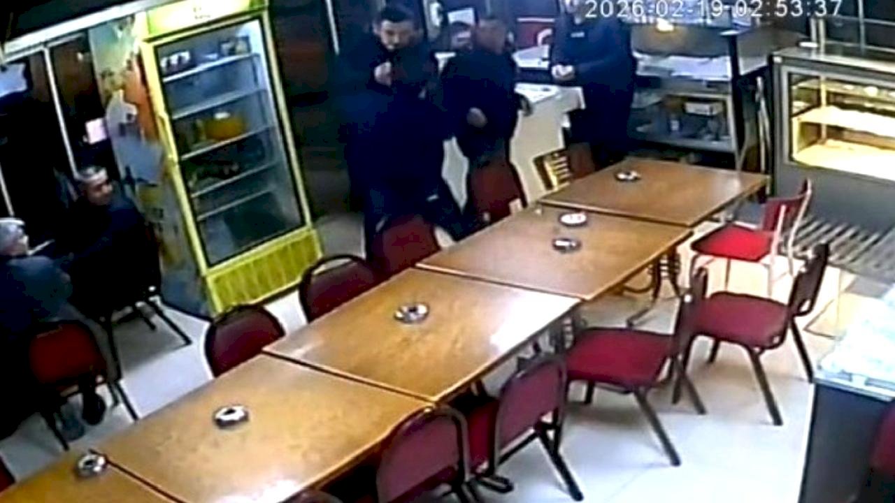 Kütahya’da çay evinde dehşet: Bıçaklı saldırı kamerada
