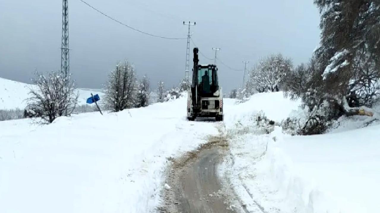 Malatya'da ekipler karla mücadeleyi sürdürüyor