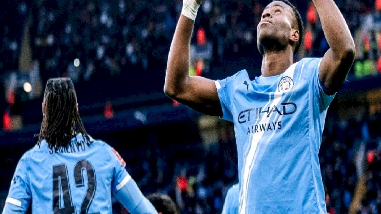 Manchester City, Salford City'yi iki golle geçti