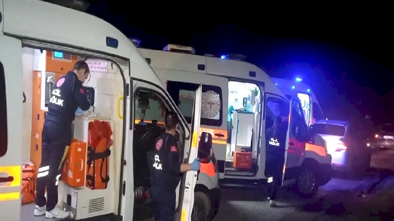 Manisa'da Ambulans ve Otomobil Çarpıştı