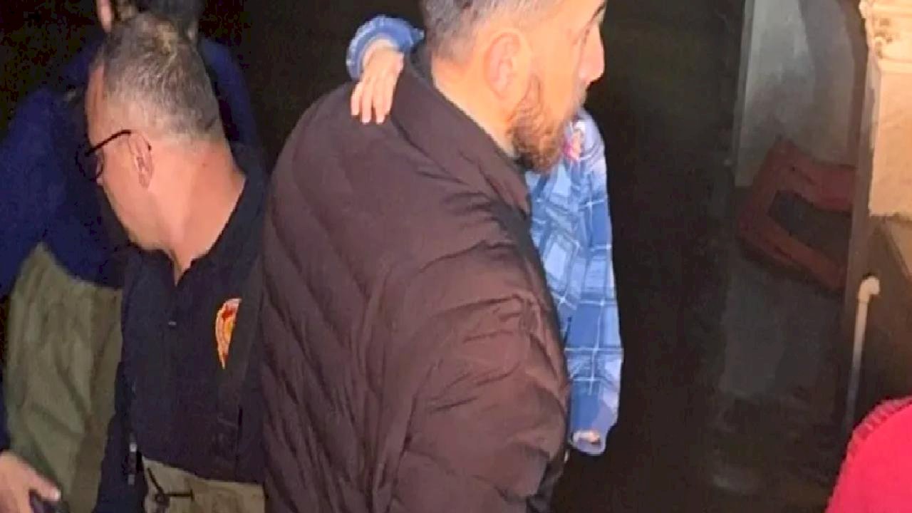 Manisa'da selde mahsur kalan aileyi itfaiye kurtardı