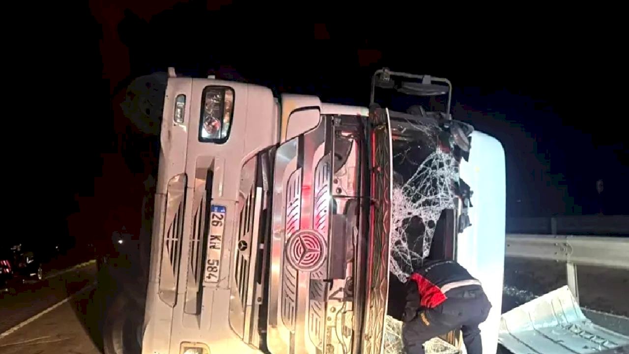 Mardin'de Tır Devrildi: Sürücü Yaralı