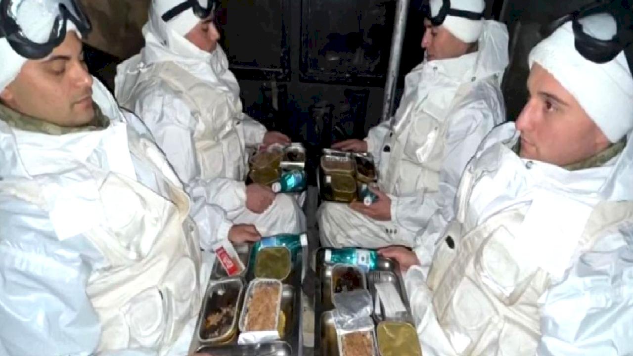 Mehmetçik, Ramazan'ın ilk iftarını görevi başında yaptı