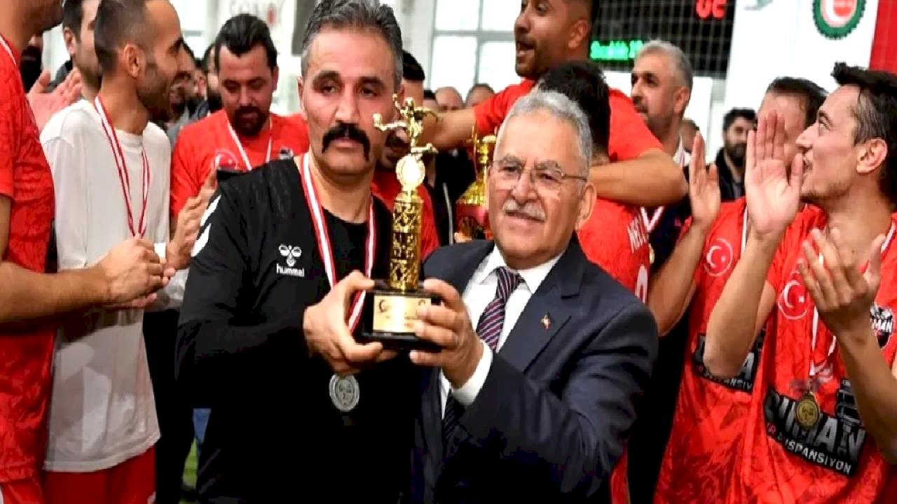 Memduh Büyükkılıç halı sahaya ayak bastı