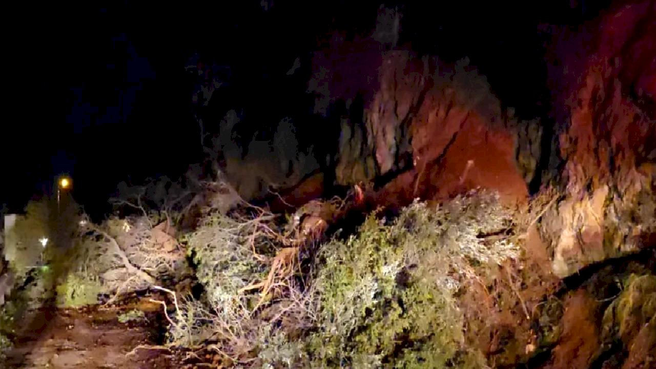 Mudanya-Kurşunlu yolunda geceyarısı heyelan! Yol ulaşıma kapandı