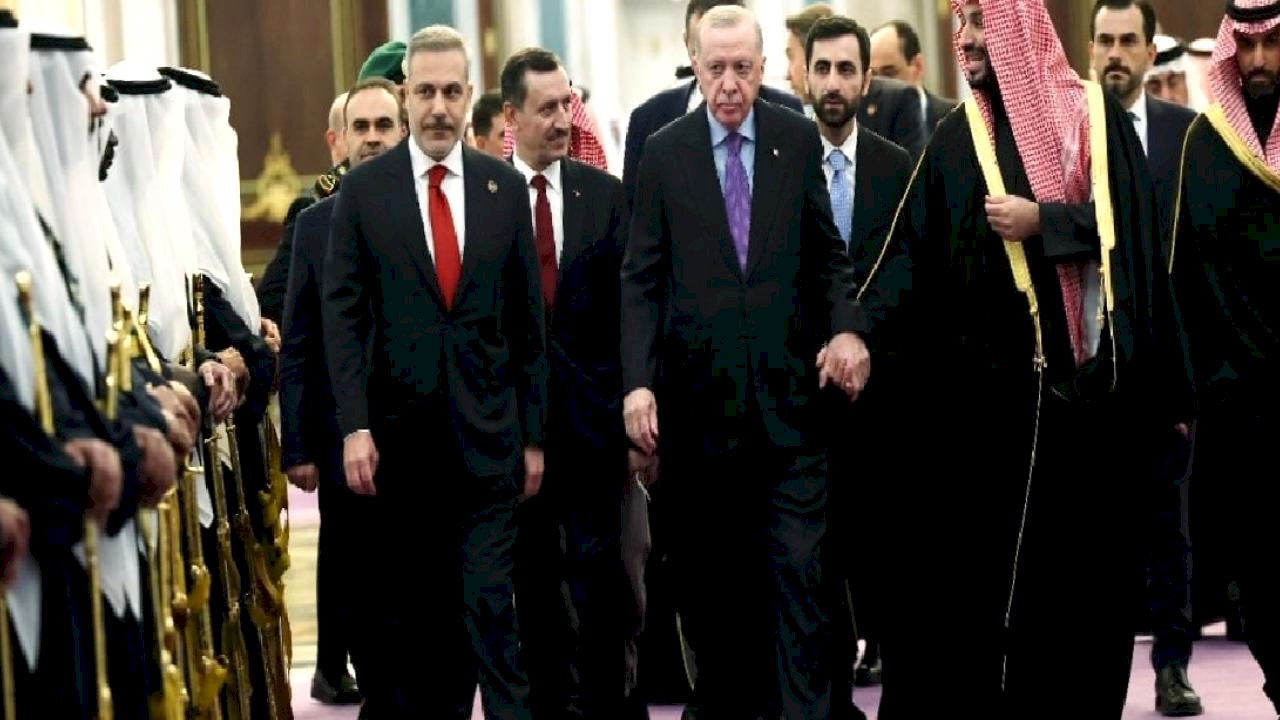 Muhammed bin Selman, Cumhurbaşkanı Erdoğan’ı uğurlarken elini bırakmadı