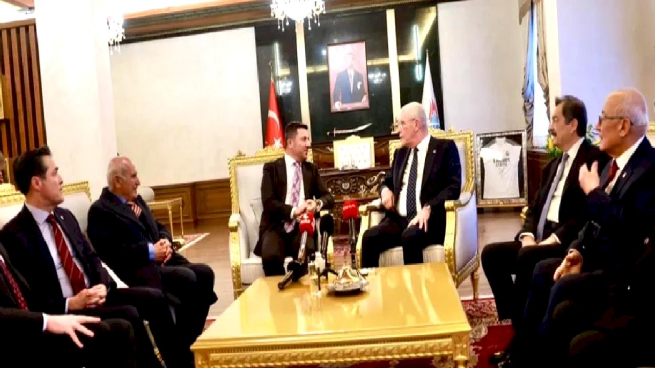 Müsavat Dervişoğlu orucunu Nevşehirlilerle açtı