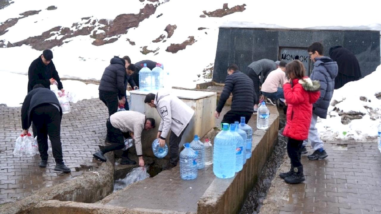 Muş'ta şebeke suyunda bakteri alarmı: Vatandaşlar çeşmelere yöneldi