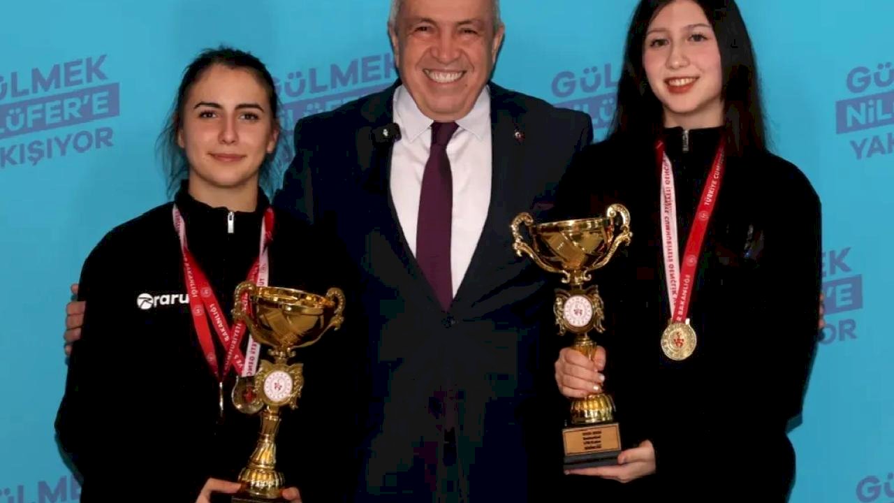 Nilüfer'in şampiyon kızlarından Başkan Özdemir'e kupa ziyareti