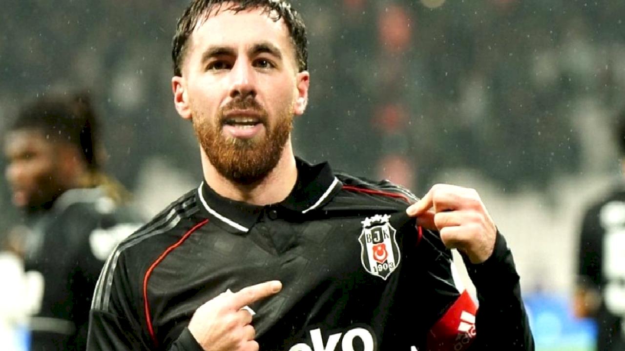 Orkun Kökçü, yine sahneye çıktı