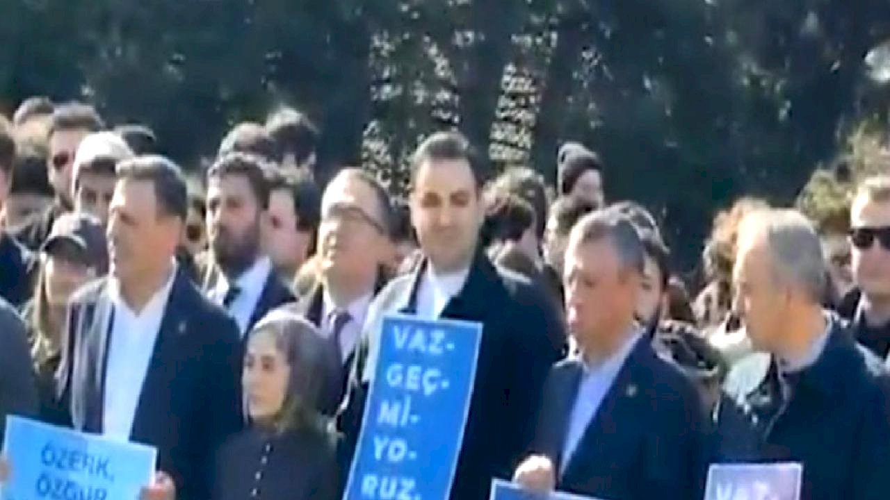 Özgür Özel, Boğaziçi Üniversitesi'nde dikilen akademisyenleri ziyaret etti