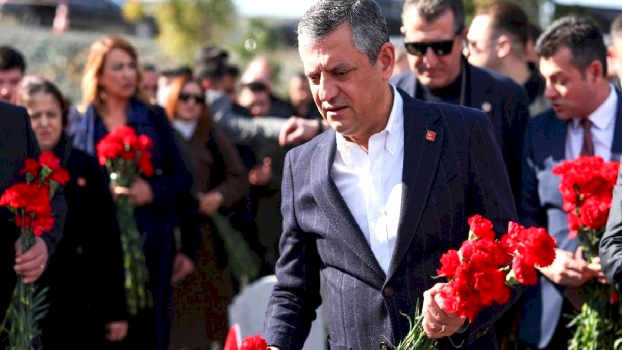 Özgür Özel'den 30 araçlık konvoyla Deprem Şehitliği'ne ziyaret