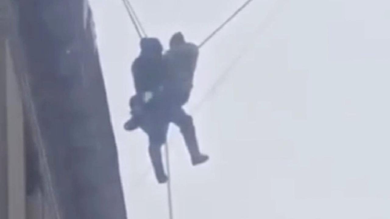 Rusya'da çatıdan düşen görevli son anda kurtuldu