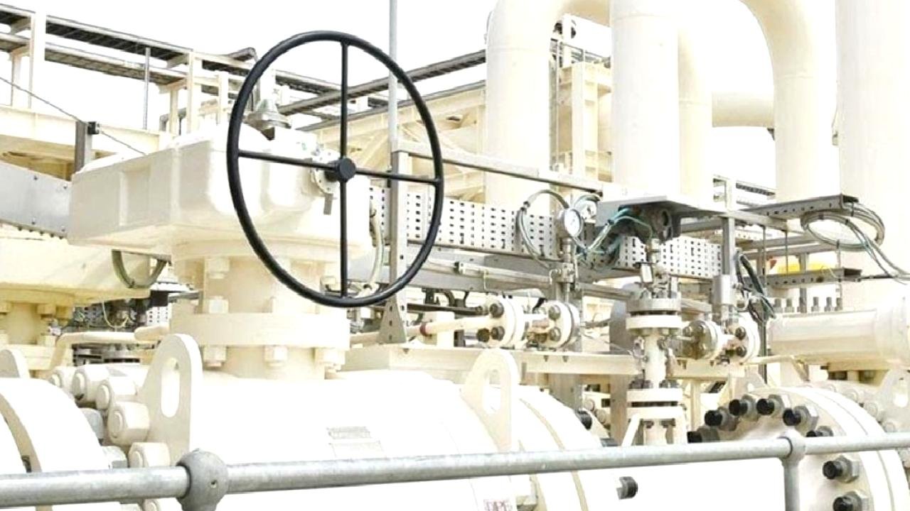 Rusya'nın petrol ve doğalgaz gelirleri yarı yarıya azaldı