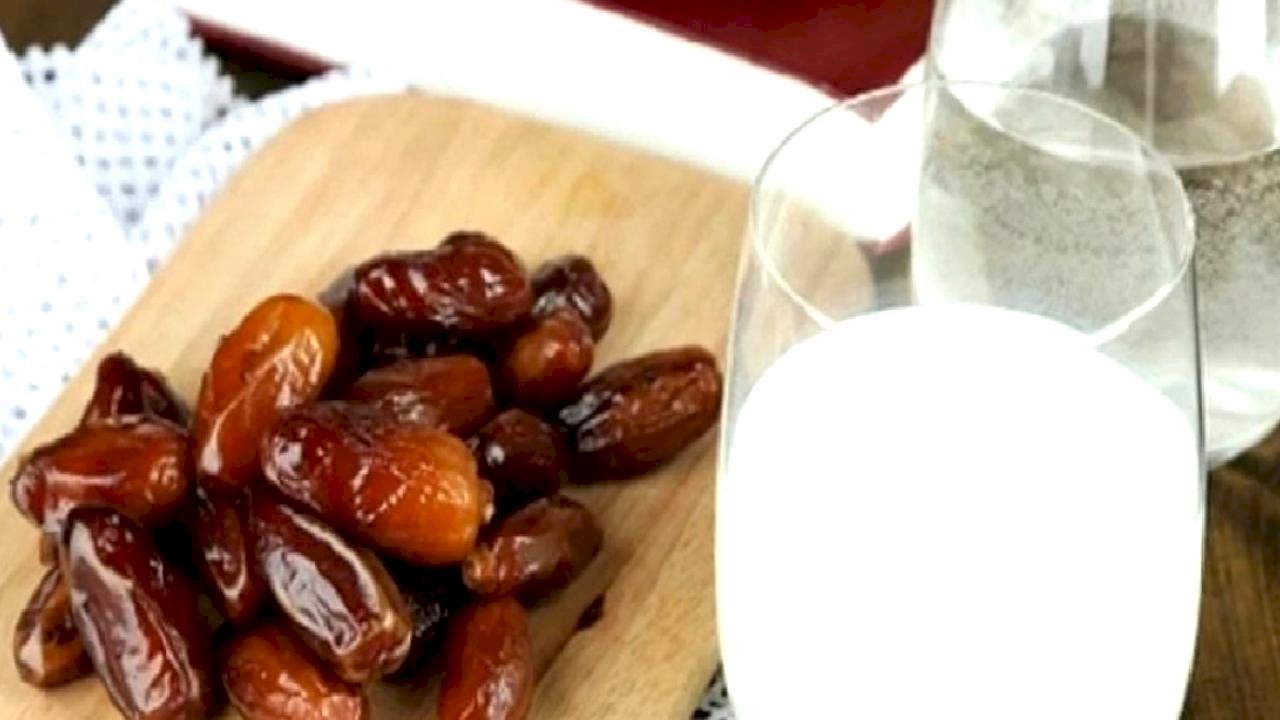 Sahurda hurma ve süt tüketmek bakın ne işe yarıyor: Sıcak suda bekletip sütün içine atın