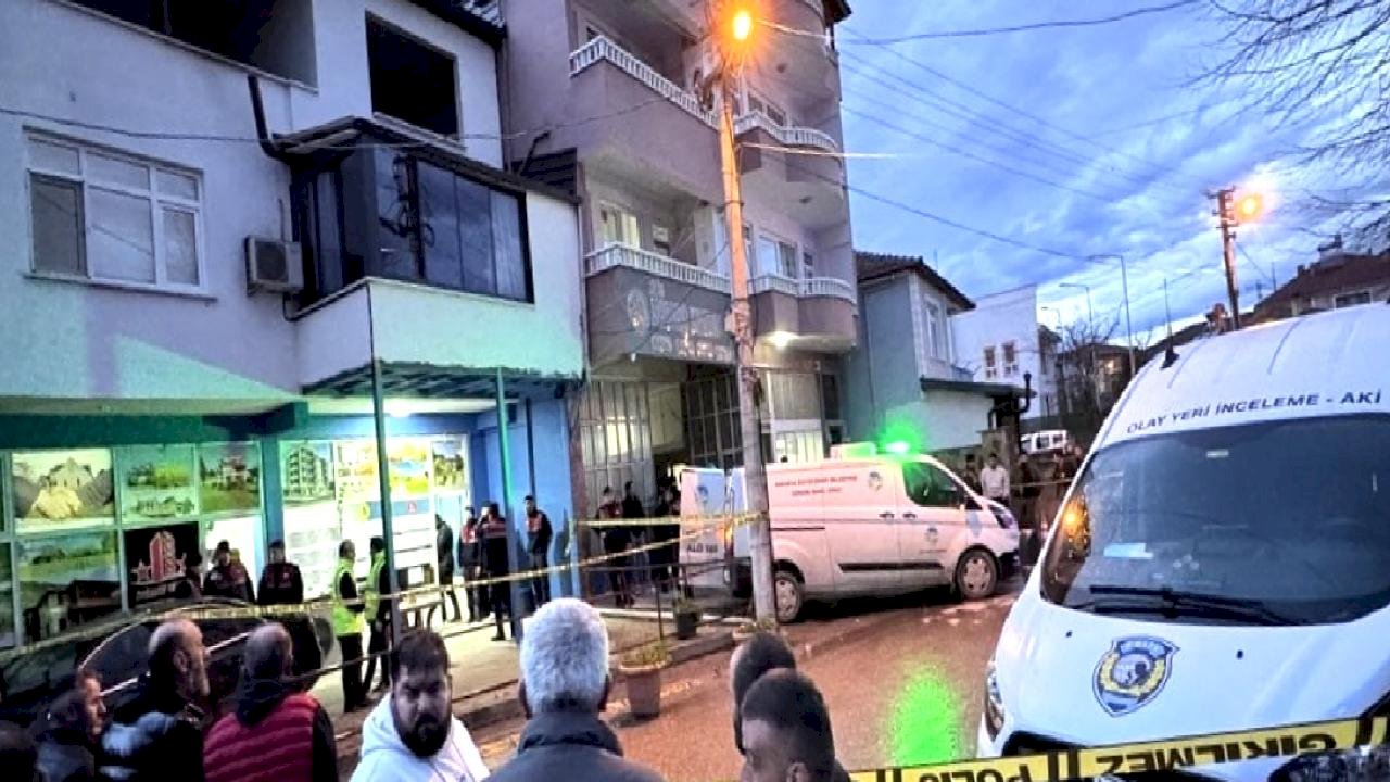 Sakarya'da MHP'li ilçe başkanı ve kendi karısını öldüren emekli polis teslim oldu