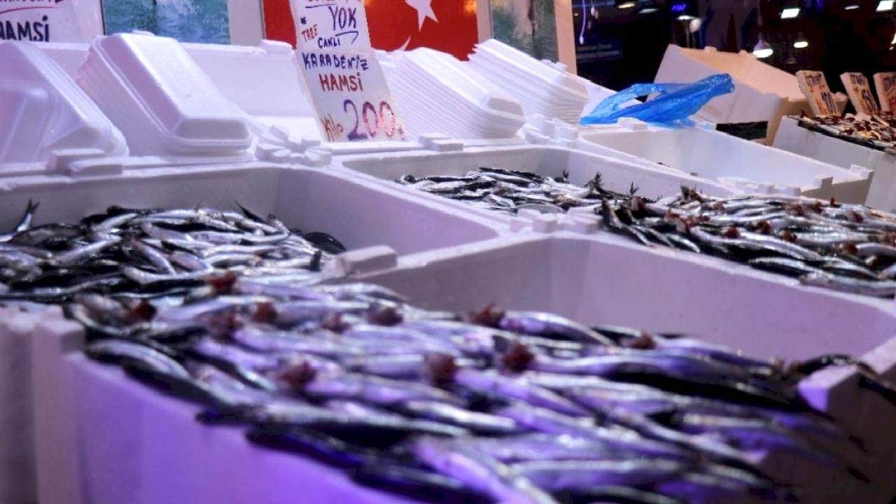 Sakarya'da tezgahların bir numarası yine hamsi oldu