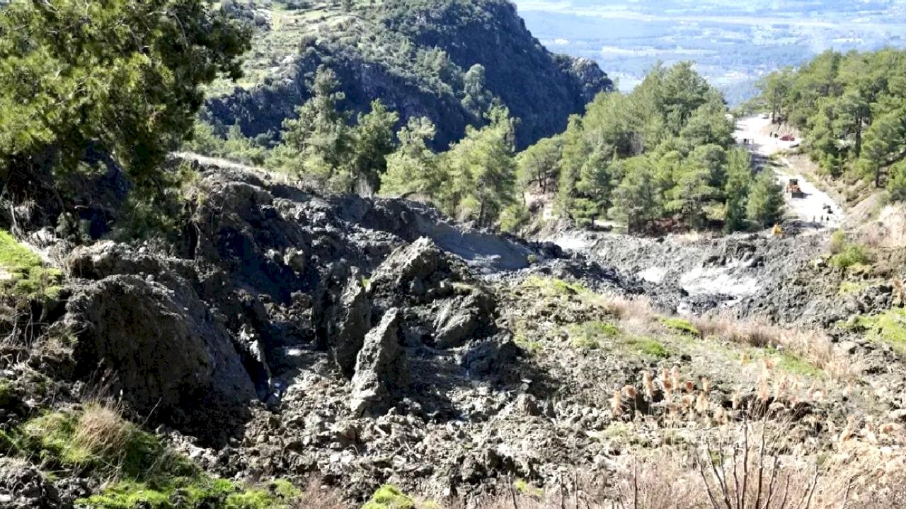 Seydikemer'de Toprak Kayması Yol Kapatladı