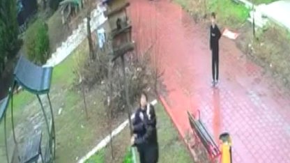 Adana'da 4 çocuk parktaki kuş yuvasını parçaladı