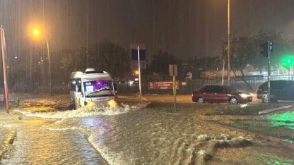 Adana'da sağanak hayatı olumsuz etkiledi: Yollar göle döndü