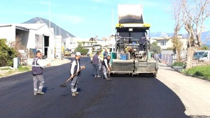 AntalyaBüyükşehir Finike’nin ana arterlerini sıcak asfalt ile kaplıyor