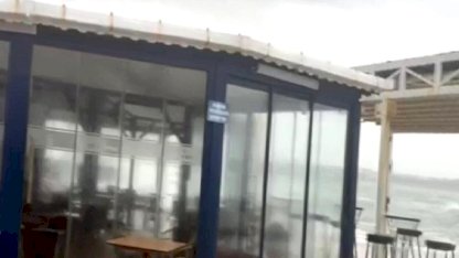 Aydın'da fırtına etkili oldu: Deniz taşınca kafeyi su bastı