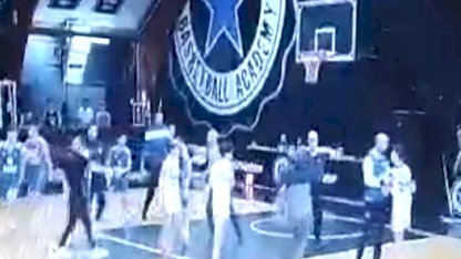 Basketbol maçında veliden, oyuncuya saldırı!