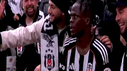 Beşiktaş'ın yeni transferi Olaitan'dan taç atışı esnasında selfie
