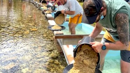 Bu nehirden altın akıyor; Giden kova kova topluyor...