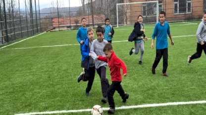 Bursa Büyükorhan'daki halı saha sil baştan yenilendi