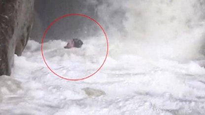 Bursa'da dağcıların su seviyesi yükselen deredeki zor anları