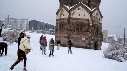 Erzurum’da Belçikalı turistlerin kar sevinci