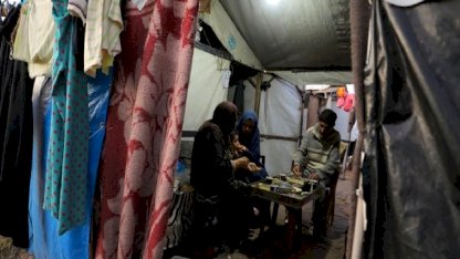 Gazzeli aile iftarını yıkılan evlerinin enkazında yaptı